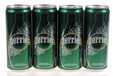 Perrier kutuları beyaz arkaplanı kapatır 