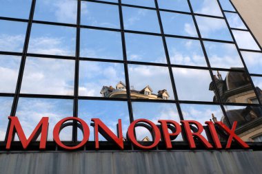 Vannes, Brittany 'deki Monoprix mağazasının işareti 