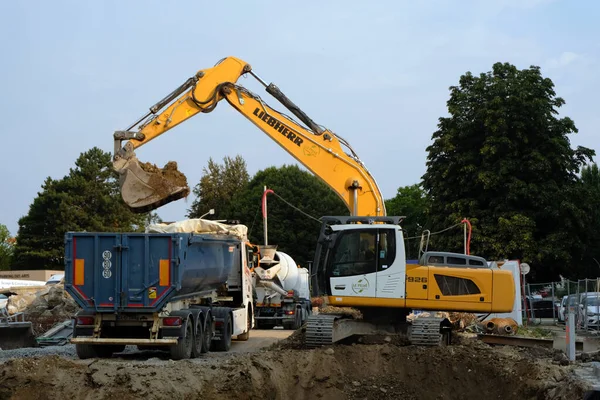 Graafmachine Laden Van Een Dump Truck Een Bouwplaats — Stockfoto