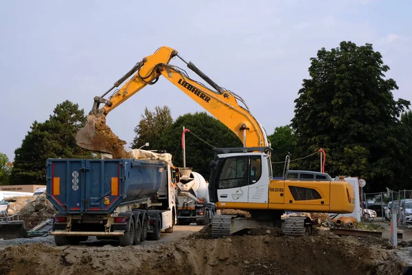 Excavator Loading Dump Truck Construction Site — стокове фото
