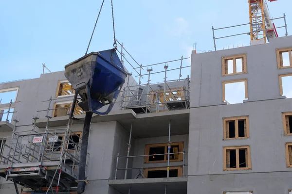 Construction Crane Lifting Concrete Bucket — Fotografia de Stock