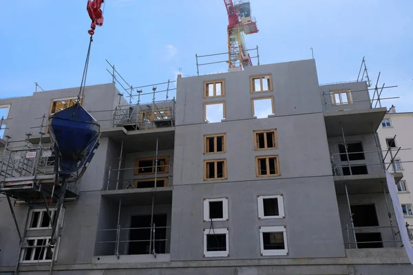 Construction Crane Lifting Concrete Bucket — Stockfoto