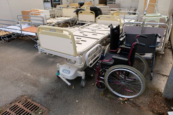 Decommissioned Hospital Beds Wheelchairs — ストック写真