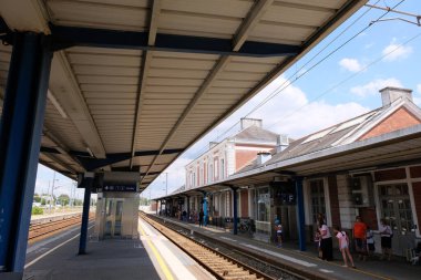 Brittany 'deki Vannes tren istasyonunda tren bekleyen gezginler 