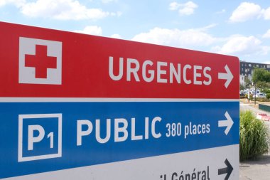 Acil durumlar ve halka açık park yeri olduğunu gösteren Fransızca işaret