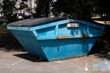 Drop-off container intended for the collection of various industrial or construction waste