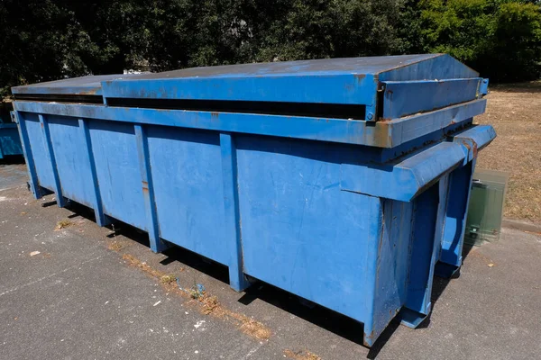Drop-off container intended for the collection of various industrial or construction waste