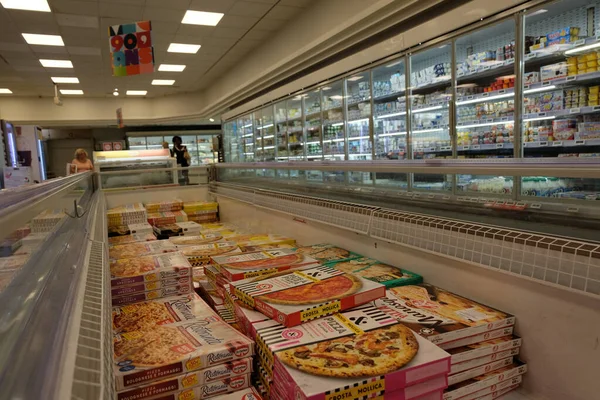 Frozen Pizza Refrigerated Section Supermarket — Zdjęcie stockowe