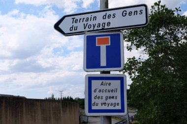 Sign indicating travellers' land and a dead end