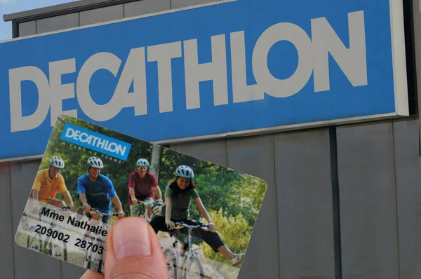 Decathlon Loyalty Card Held Hand Close Store Background — Stockfoto