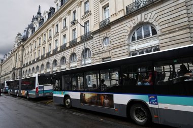 Rennes Metropole toplu taşıma otobüsü merkez postanenin arkasında bekliyor.