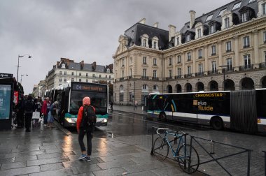 Rennes Metropole toplu taşıma otobüsü yolcuları merkez postanenin önünden alıyor.