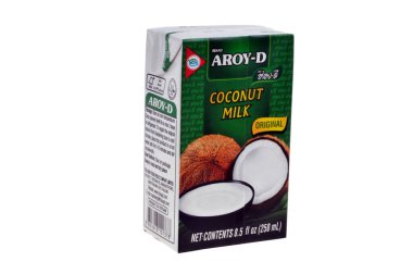 Aroy-D marka hindistan cevizi sütü beyaz arka plana yakın 