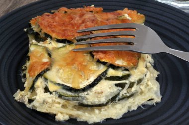 Çatalla yakın plan bir tabakta kabak rendesi.