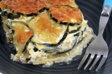 Çatalla yakın plan bir tabakta kabak rendesi. 