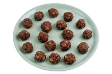 Beyaz arka planda çiğ et köftesi tabağı