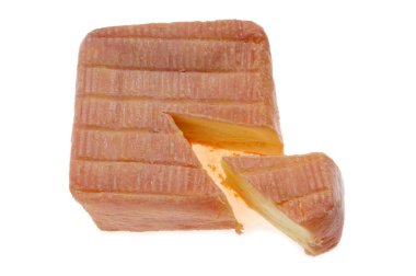 Maroilles peyniri beyaz arka planda yakın plan çekime başladı