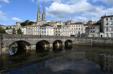 Arka planda Saint-Andrew kilisesi olan Sevre Niortaise Nehri 'ni geçen köprü.