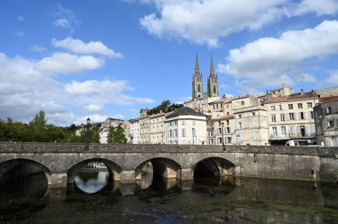 Arka planda Saint-Andrew kilisesi olan Sevre Niortaise Nehri 'ni geçen köprü.