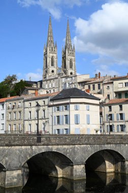 Arka planda Saint-Andrew kilisesi olan Sevre Niortaise Nehri 'ni geçen köprü.