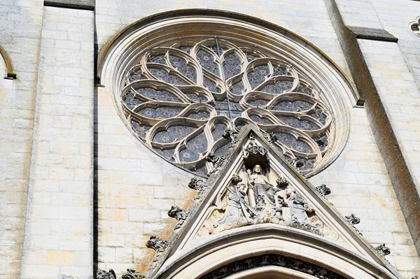 Rosenfenster Der Kirche Saint Andrew Niort — Stockfoto