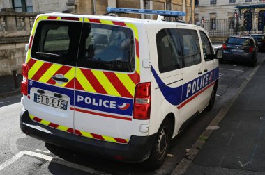 Polis minibüsü Fransa 'nın Niort kasabasında park halinde.