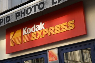 Bir Kodak Express kamera mağazasının işareti. Yakın çekim.
