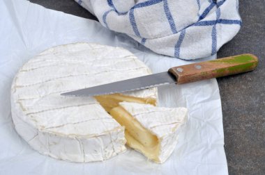 Camembert akışı açık ambalajında bir bıçakla başladı.