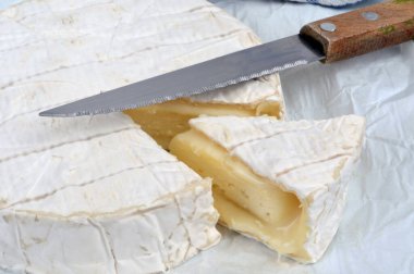 Camembert akışı bir bıçakla başladı.