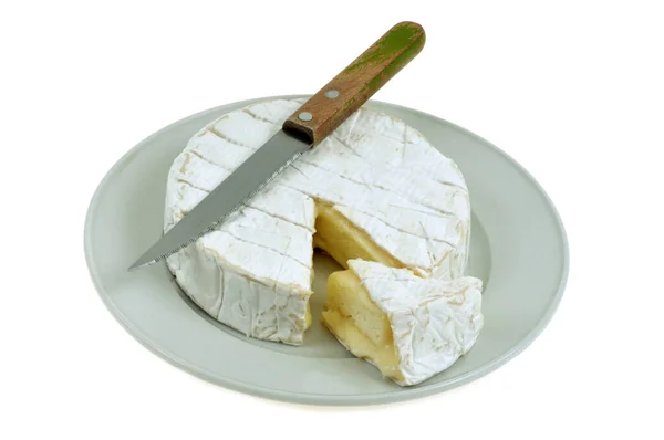 Begonnen Camembert Einem Teller Mit Einem Messer Auf Weißem Hintergrund — Stockfoto