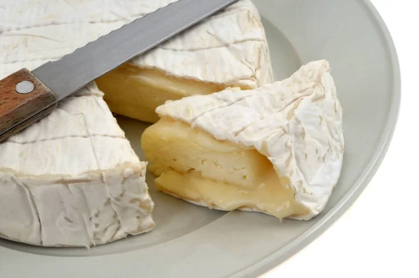 Beyaz Bir Arka Planda Bıçakla Tabaktaki Camembert Peyniri Ile Başlamış — Stok fotoğraf