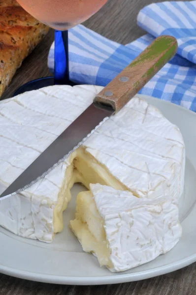 Camembert Cortado Com Uma Faca Uma Placa Close — Fotografia de Stock