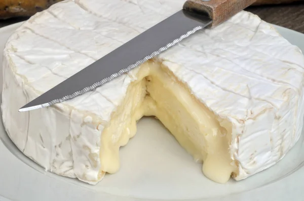 Fließender Camembert Begann Mit Einem Messer — Stockfoto