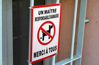 Fransız köpek sahiplerine hayvanlarının atıklarını topladıkları için teşekkür ettiklerini belirten bir imza.
