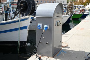 Ajaccio marinasında bir duba için güç kaynağı terminali.