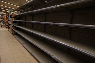 Bir süpermarkette kıtlık nedeniyle boş raflar