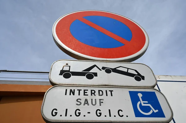 Franse Verkeerstekens Die Geen Parkeerplaats Aangeven Behalve Voor Gehandicapten Straffe — Stockfoto