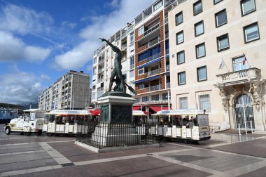 Cronstadt platformunda küçük bir turist treni ile Louis-Joseph Daumaset tarafından yontulmuş Navigasyon Mühendisleri Heykeli