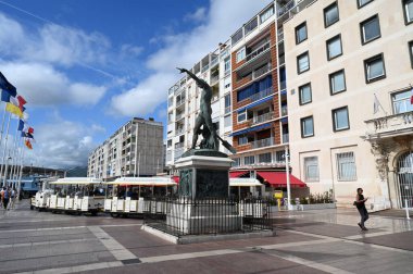 Cronstadt platformunda küçük bir turist treni ile Louis-Joseph Daumaset tarafından yontulmuş Navigasyon Mühendisleri Heykeli