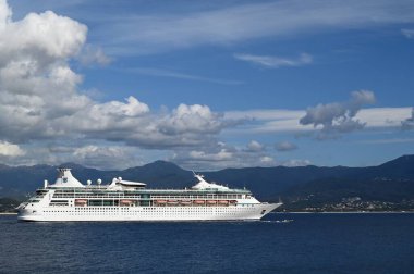 Kraliyet Karayipleri 'nin Ajaccio Körfezi' ndeki Deniz Gezisi gemisi vizyonu.