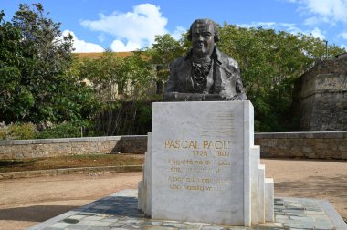 Korsika 'daki Ajaccio şehrinde Aubine Jean-Dominique tarafından yaratılan Teğmen Sylvestre Marcaggi' nin heykeli.