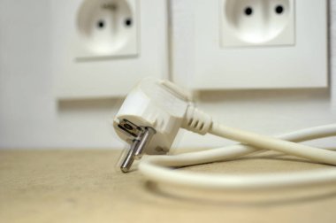 Fişi çekilmiş elektrik prizi ile elektrik tasarrufu kavramı