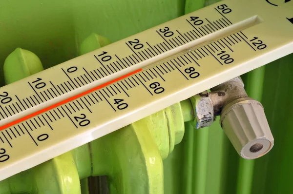 Heizsparkonzept Mit Thermometer Heizkörper — Stockfoto