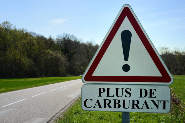 Road sign indicating in french that there is no more fuel on a country road 