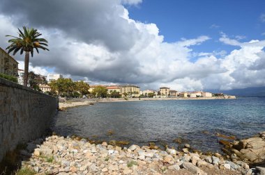 Korsika 'daki Ajaccio' nun genel görünümü 