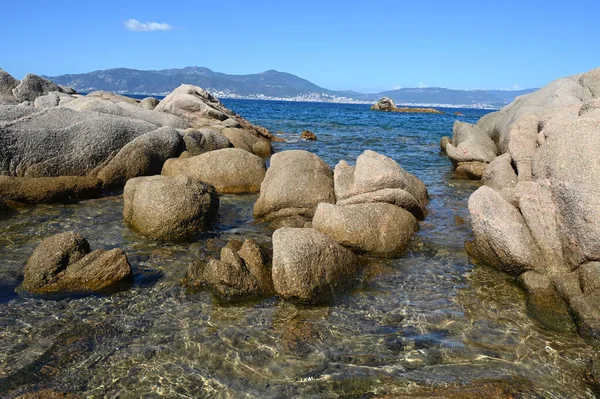科西嘉岛Ajaccio湾的Isolella岩石 — 图库照片