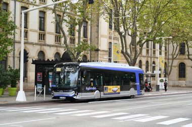Toulon şehrinin Mistral toplu taşıma ağından hibrit otobüs