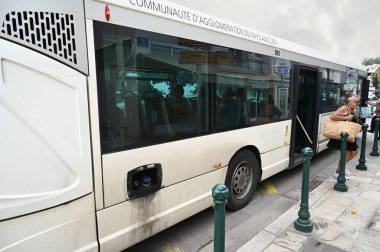 Korsika 'nın Ajaccio şehrinde Muvistrada toplu taşıma otobüsüne girip çıkan yolcular