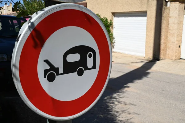 Fransız Yol Tabelası Kervanlara Yasaklanmış Bir Caddeyi Gösteriyor — Stok fotoğraf