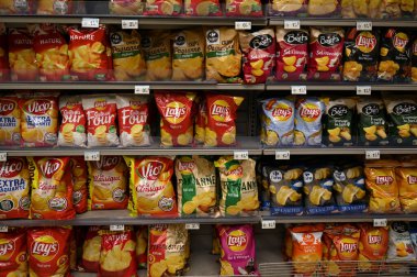 Bir süpermarketin çip bölümü 